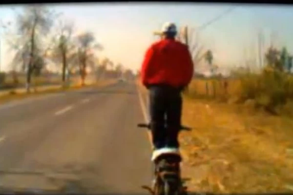 Un tucumano maneja su moto parado en plena ruta