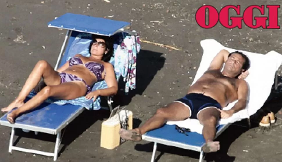 POLEMICA. Schettino fue fotografiado en la playa, junto a su esposa. FOTO TOMADA DE OGGI.IT