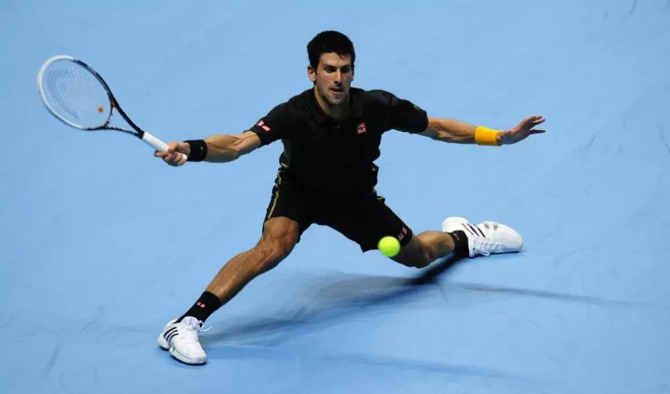 BUEN GOLPE. Djokovic estrenó el número 1 con un triunfo sobre el francés Tsonga, en la primera jornada del Master de Londres. REUTERS