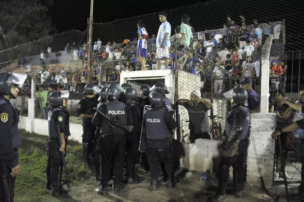 CUESTIONADOS. Los policías santiagueños en la boca del túnel del estadio. 