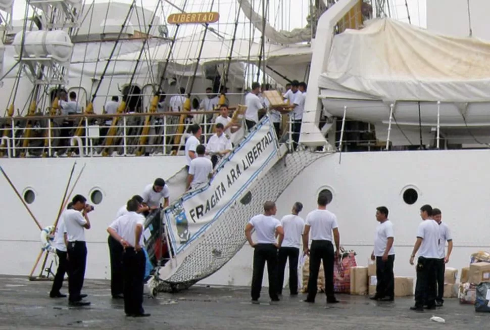 MAS DE UN MES RETENIDA. La Fragata Libertad zarpó el 2 de junio de Buenos Aires para concretar su viaje anual de instrucción. AFP