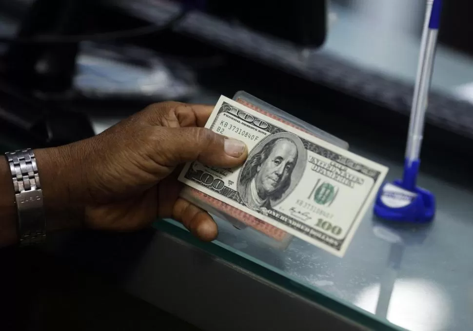 SISTEMA. El cepo al mercado cambiario desembocó en el retiro de dólares depositados en los bancos.  REUTERS