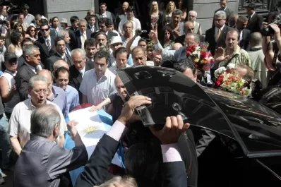 Una multitud despidió los restos de Leonardo Favio
