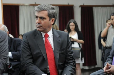 Cano quiere saber quién pagó el viaje del gobernador a Dubai