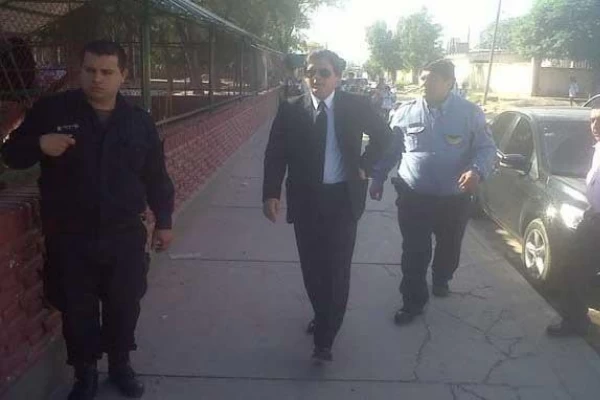 Encuentran un muerto en el techo de una escuela