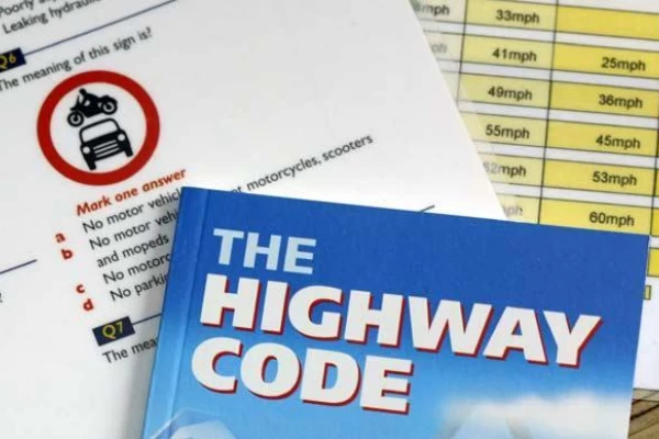 Una mujer rindió 105 veces el examen de conducir y no pudo aprobar