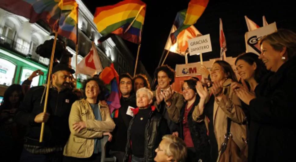 FESTEJO. Organizaciones de homosexuales y partidos políticos como el PSOE y Equo lo celebraron en las Puerta del Sol en Madrid. FOTO TOMADA DE ELPAIS.COM.ES