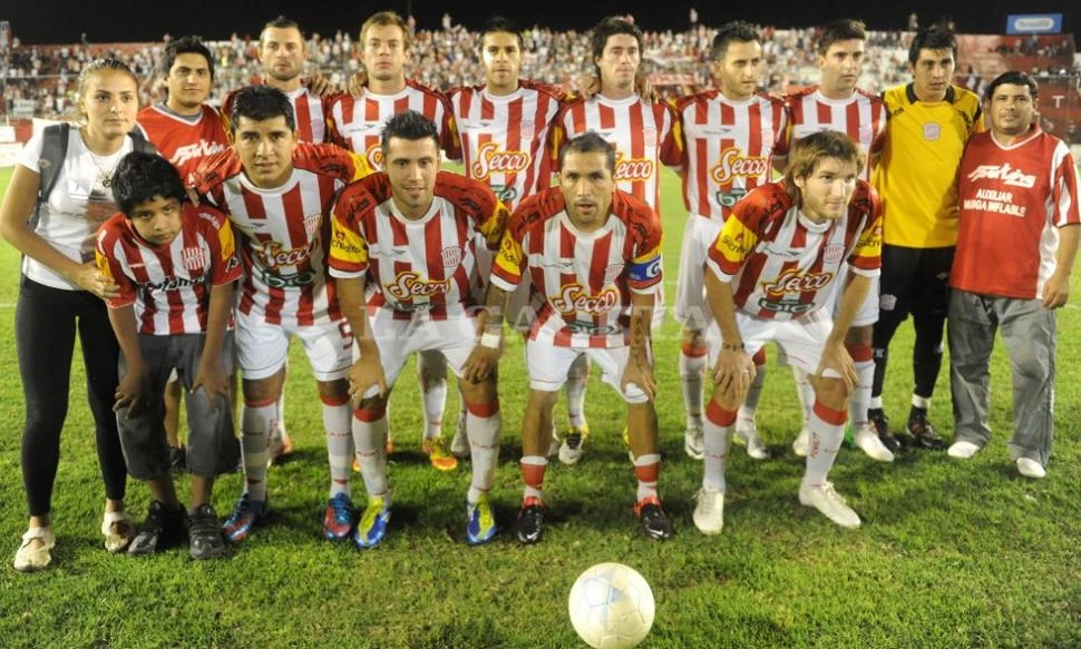 REPETIR. La última vez que jugó de noche, el santo goleó 3-0 a Central Córdoba de Santiago. LA GACETA / ANTONIO FERRONI (ARCHIVO)