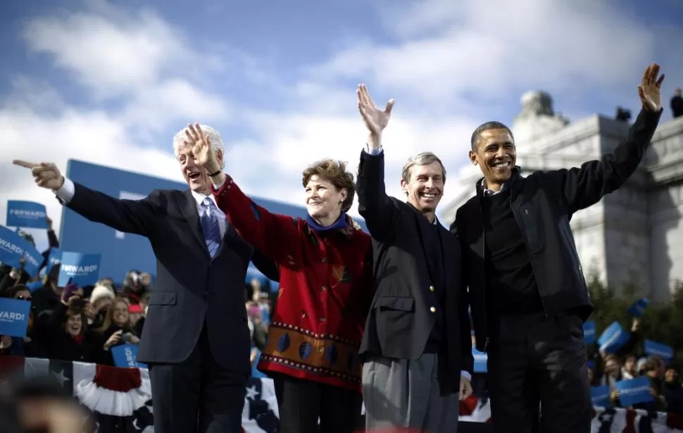 ÚLTIMO TRAMO DE CAMPAÑA. El ex presidente Bill Clinton (primero de la izquierda) acompañó ayer a Barack Obama en un acto en New Hampshire. REUTERS