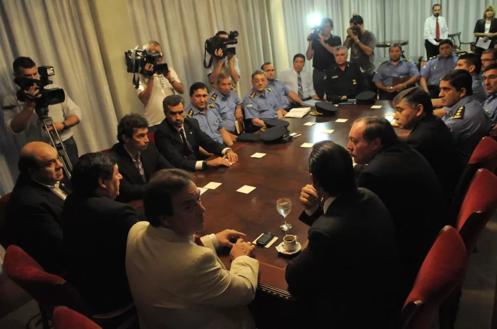 REUNIÓN. La Comisión de Obras Públicas, Vivienda y Transporte se reunió con las autoridades de Seguridad de Tucumán. FOTO GENTILEZA DE PRENSA DE LA LEGISLATURA.
