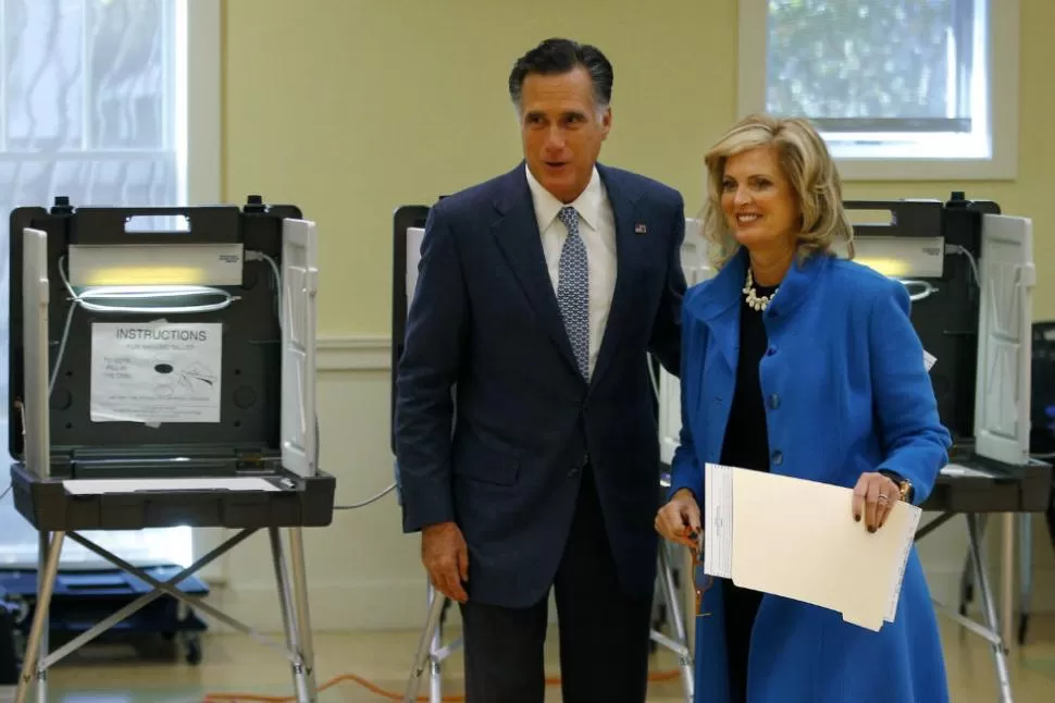 VOTO VIP. Romney y su esposa llenan su sufragio en la sede electoral de Belmont, en las afueras de Boston. REUTERS