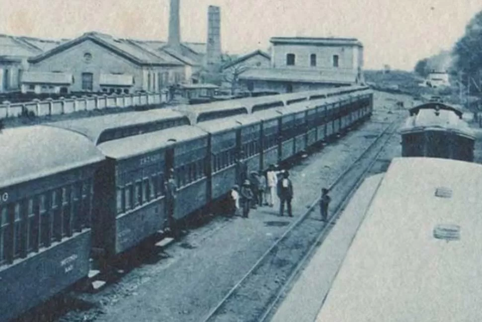 RECUERDOS. Locomotora de maniobras en 1976 (izquierda) y hoy (derecha). La foto grande es de principios de siglo XX.