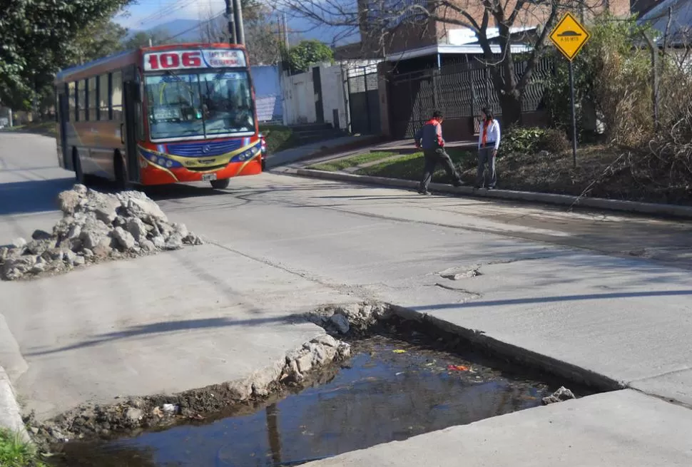 Arriba a la derecha, avenida Perú y San Juan. Abajo, avenida Perú y Uttinger.