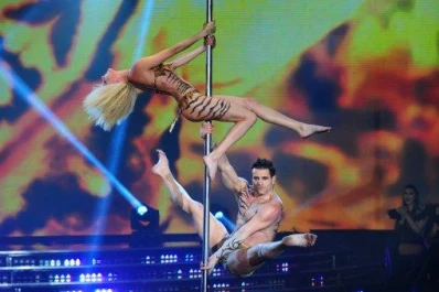 Alexandra Larsson calentó el baile del caño en Bailando por un Sueño