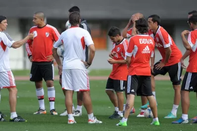 Almeyda probó con tres delanteros