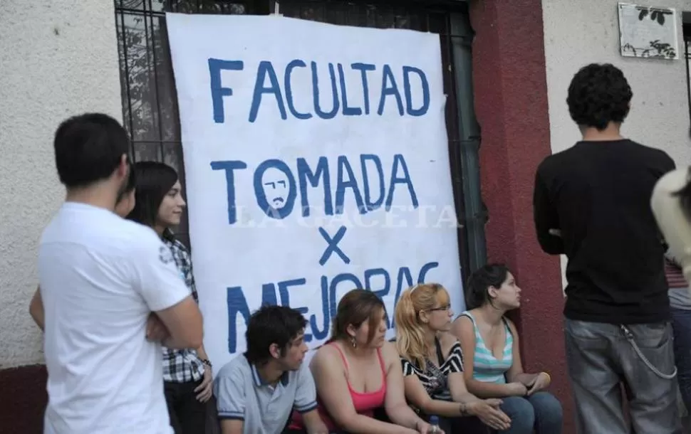 DECIDIDOS. Los estudiantes de Arte de Aguilares mantienen sus reclamos. LA GACETA / FOTO DE OSVALDO RIPOLL