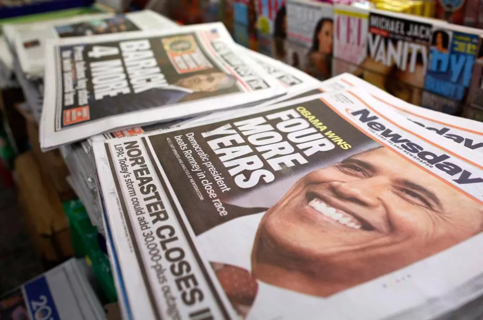 CUATRO AÑOS MAS. El rostro sonriente de Obama acaparó las tapas de los diarios norteamericanos. REUTERS