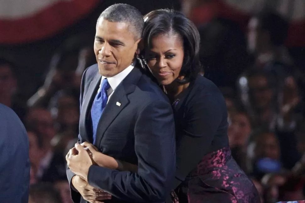 DISTENDIDOS. Obama y su esposa Michelle reciben el afecto de los seguidores. REUTERS