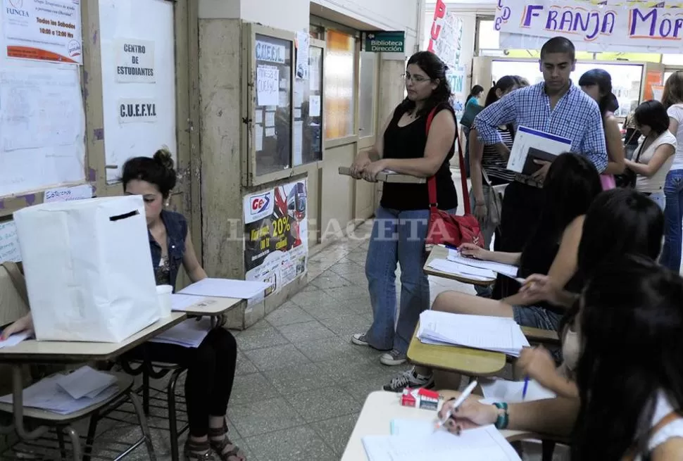 MOVIMIENTO INTENSO. Para la segunda jornada, se espera mayor participación de electores. LA GACETA / FOTO DE ANALIA JARAMILLO 