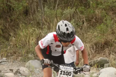 Con un andar arrollador