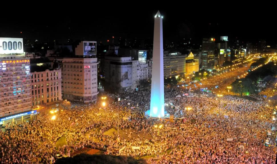 OBELISCO. Los manifestantes porteños se instalaron en el monumento y luego marcharon hasta Plaza de Mayo. DYN