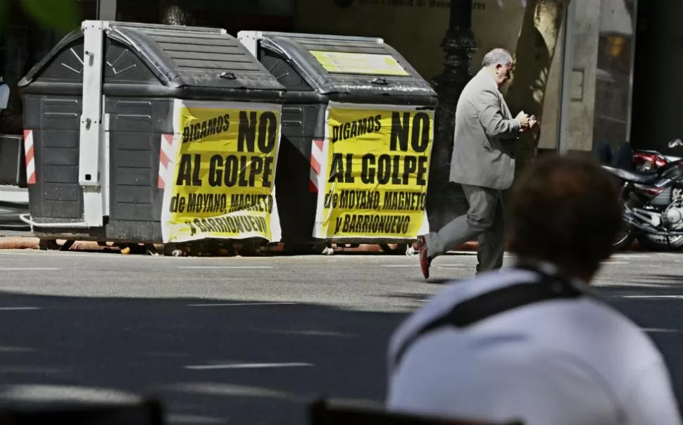 POLEMICA. Aparecieron en Buenos Aires carteles convocando a no participar de la marcha. DYN