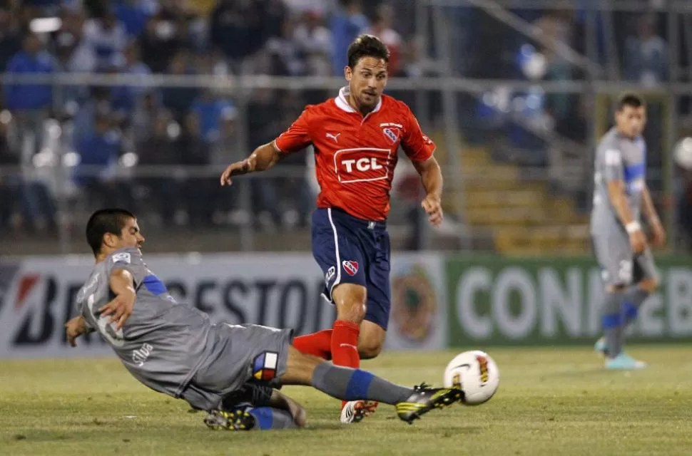 PELEA. Jonathan Santana disputa la pelea contra un rival chileno.