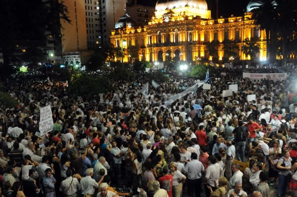 MANIFESTANTES. Miles de personas se dieron cita en la plaza Independencia durante más de dos horas. LA GACETA / FOTO DE INES QUINTEROS ORIO