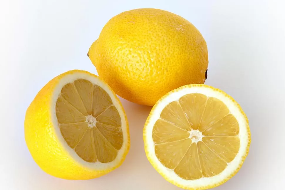GENIO. El adrón probó rociarse jugo de limón para hacerse invisible antes de cometer el delito. FOTO TOMADA DE NUTRICIO.PRO