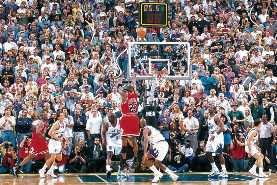 EL ULTIMO TIRO. Michael Jordan anotó el doble con el que Chicago Bulls ganó su sexto anillo de la NBA ante Utah Jazz. FOTO TOMADA DE SPORTILLUSTRATED.CNN.COM