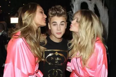 Dos ángeles de Victoria’s Secret acosaron a Justin Bieber