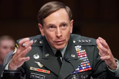 Por una relación extramatrimonial, renunció el jefe de la CIA