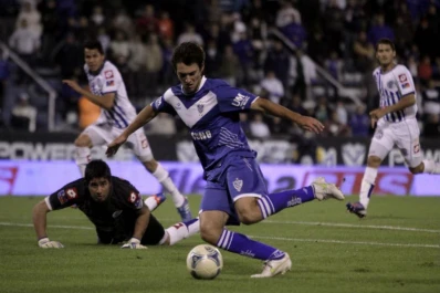 Vélez, con un doblete de Ferreyra, le ganó a Godoy Cruz y saltó a la punta