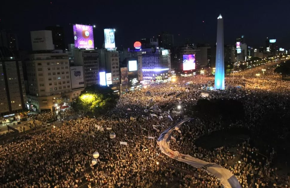 EN EL OBELISCO. Una multitud se concentró en el emblemático monumento para cuestionar a la presidenta, Cristina Fernández, y su modelo de gestión.  FOTO TOMADA DE TWITTER (@HUGOPASSARELLO)