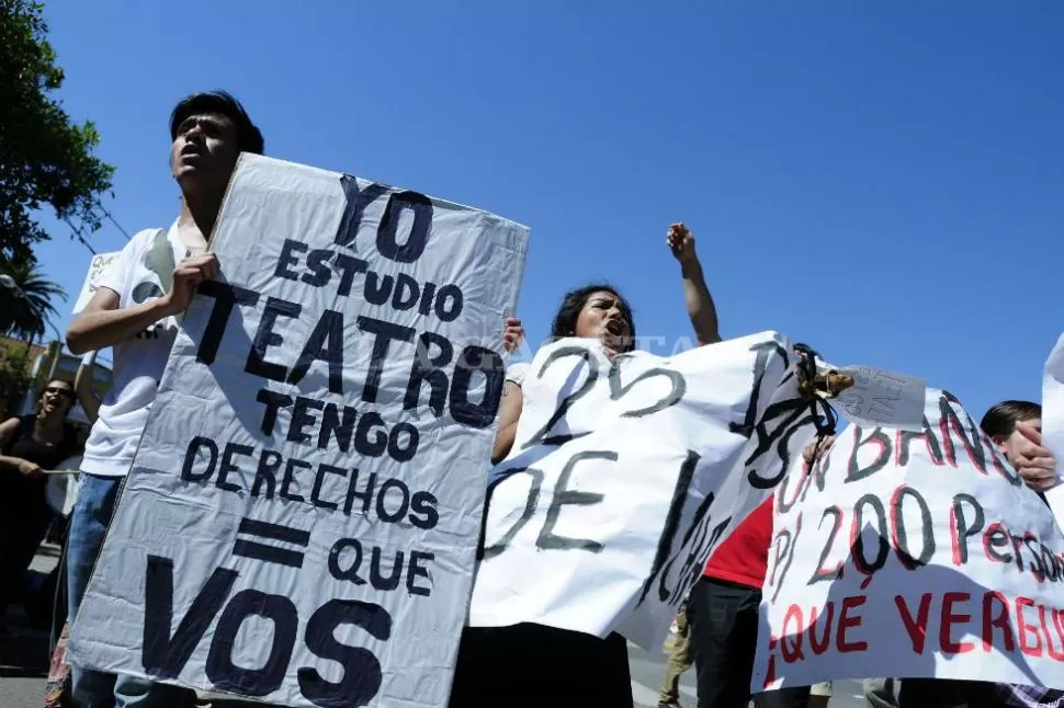 PROTESTA. Los estudiantes de teatro reclaman espacios en condiciones. LA GACETA / FOTO DE ANALIA JAARAMILLO