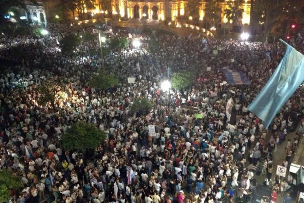 PLAZA COLMADA. Un usuario compartió una foto general de la plaza Independencia. FOTO TOMADA DE TWITTER / @LUDAGODANIEL