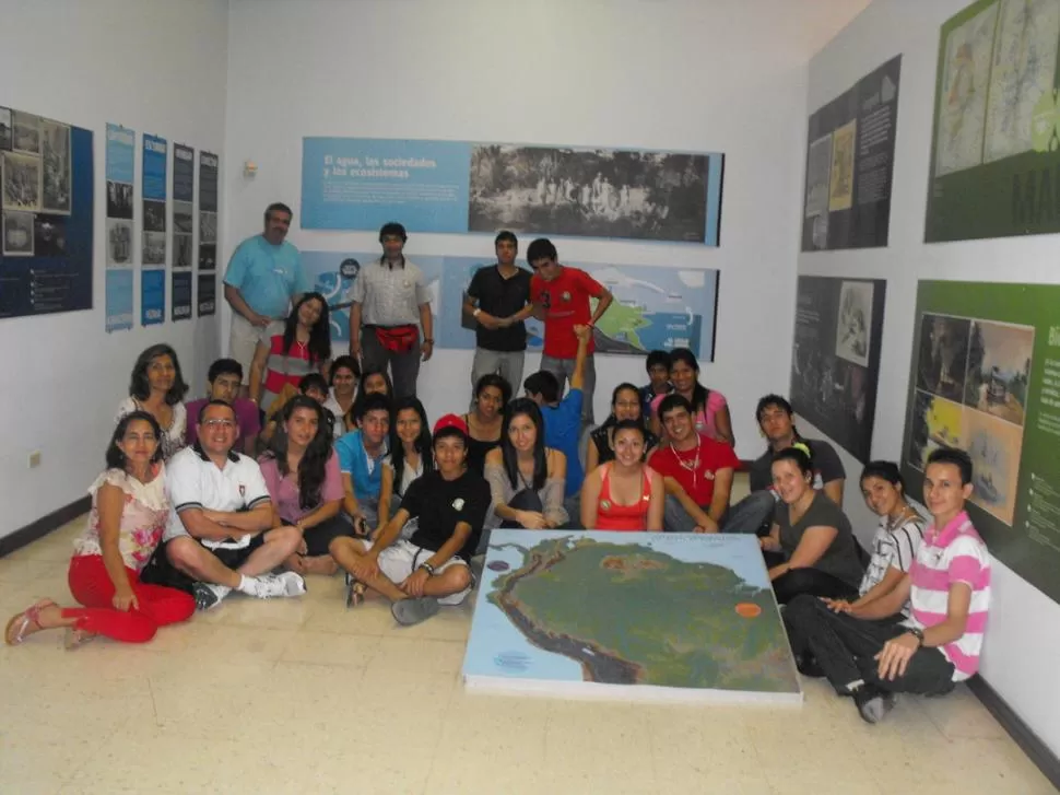 JUNTOS. El grupo de alumnos y docentes durante una de las visitas a instituciones de Caquetá, donde se cuida mucho el medio ambiente. GENTILEZA MIRTA LUZ PACHECO