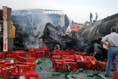 Choque e incendio de tres camiones deja dos muertos en Formosa