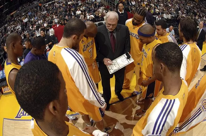 LA ULTIMA. Jackson habla con sus jugadores durante la temporada 2009-2010, antes de abandonar el banco. FOTO TOMADA DE NBA.COM