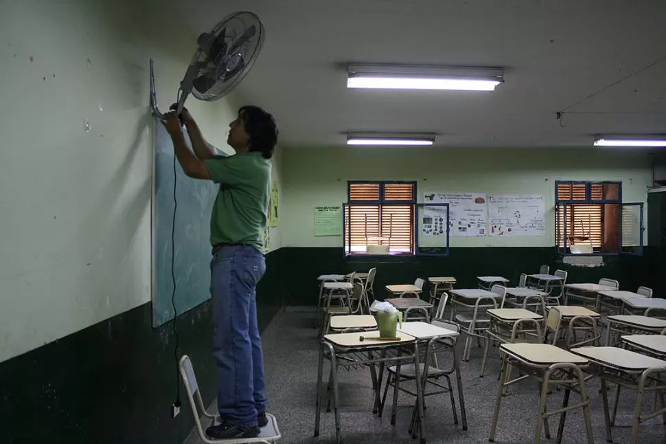  ESCUELA NUEVA ESPERANZA. Con dinero de la cooperadora, se colocó un ventilador por aula, aunque no es suficiente para tantos alumnos. LA GACETA / FOTO DE EZEQUIEL LAZARTE (ARCHIVO)