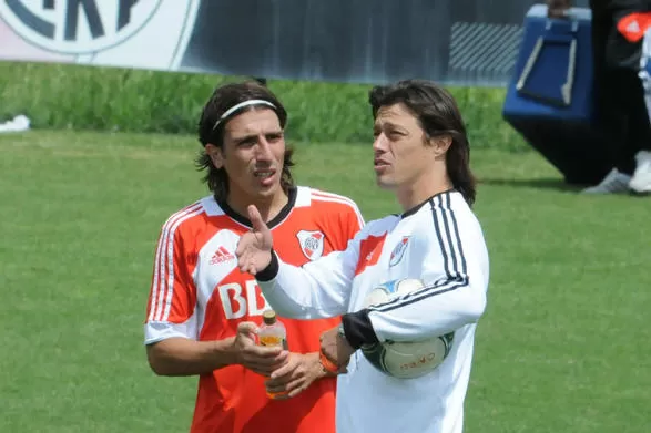 EL REGRESO. Almeyda charla con Carlos Arano en la práctica del equipo. TELAM