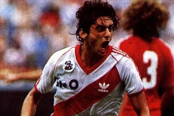 ¡QUE GOLAZO! El uruguayo ya celebra uno de sus mágicos goles con la camiseta de River. ARCHIVO