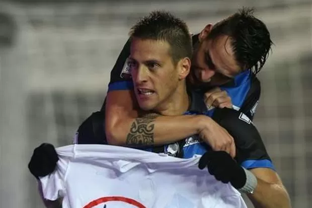 SE LA JUGO. El goleador de Atalanta mostró antes las cámaras una remera con una K tachada. FOTO TOMADA DE CANCHALLENA.COM