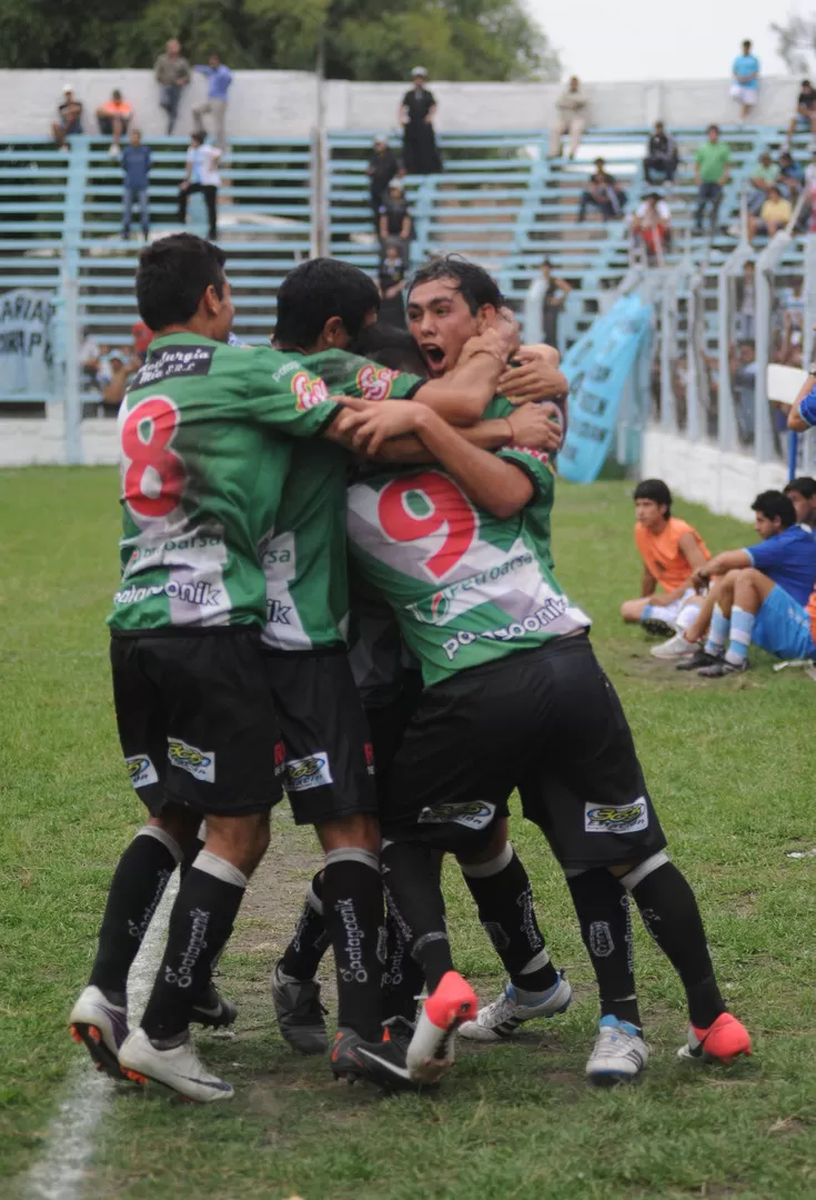UN GOLAZO. Nahuel Oyola grita desaforadamente su tanto y lo festeja con sus compañeros. Concepción FC es líder. LA GACETA / FOTO DE OSVALDO RIPOLL
