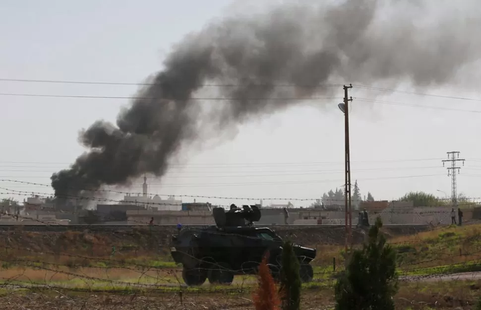 HOSTILIDAD. La caída de las bombas sirias dejó una columna de humo en la ciudad fronteriza Ras al-Ain. REUTERS