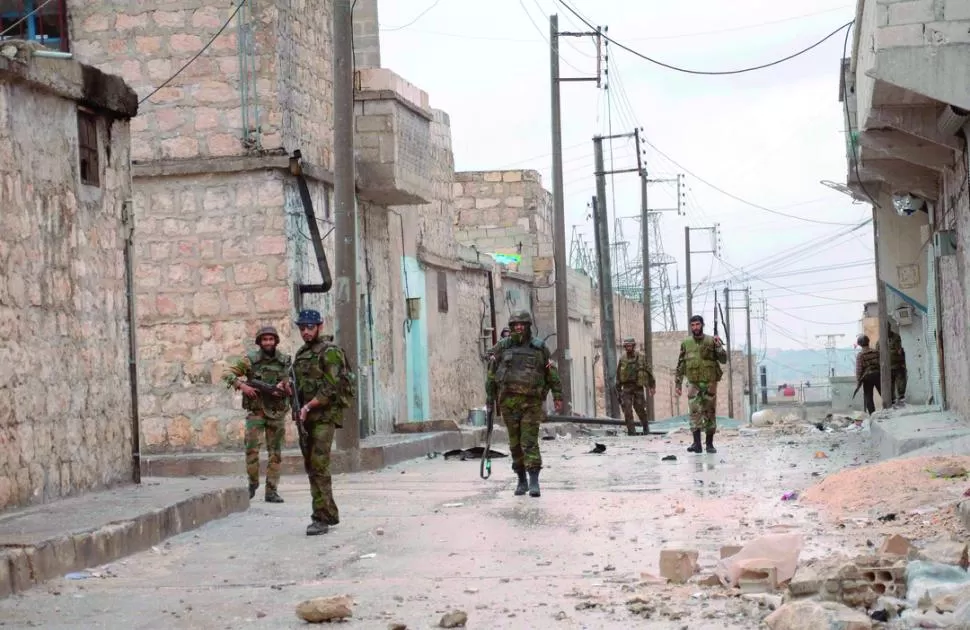 SOLDADOS SIRIOS. Los militares recorren uno de los barrios en Aleppo. REUTERS 