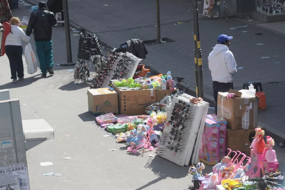 PAISAJE URBANO. La CAME y la FET advirtieron sobre la invasión de los vendedores ambulantes en las calles. LA GACETA / FOTO DE INES QUINTEROS ORIO (ARCHIVO)