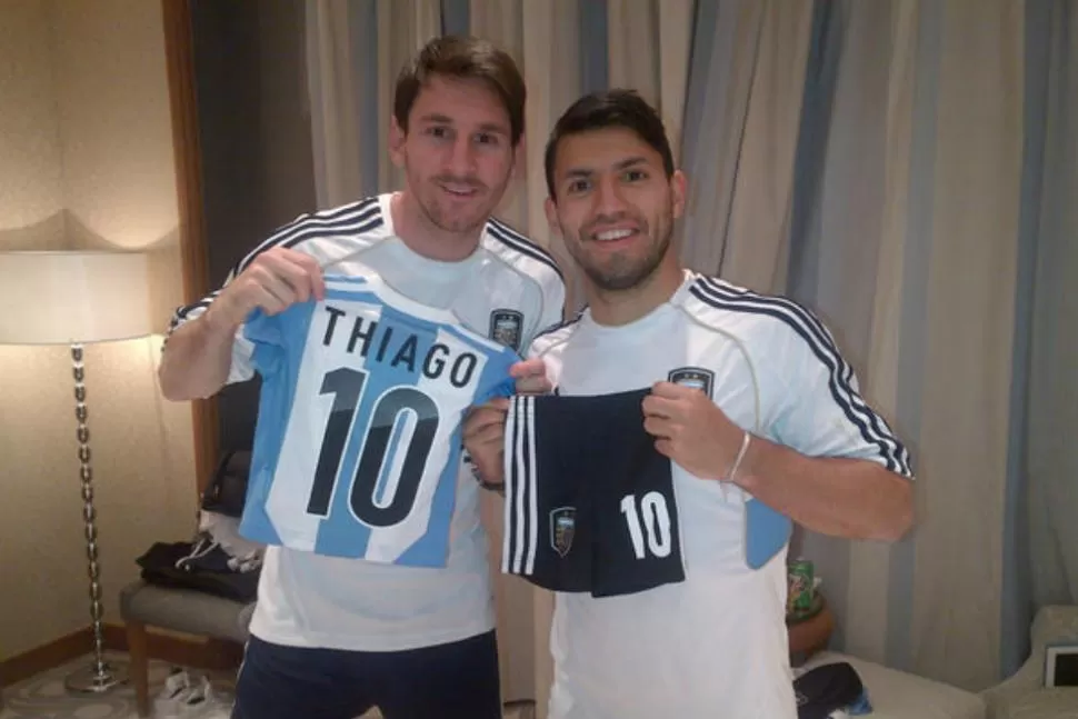 REGALO ESPECIAL. Sergio Agüero le dio a Lionel Messi un equipo de la Selección nacional, con el nombre de Thiago. FOTO TOMADA POR SERGIO KUN AGUERO DE SU CUENTA DE TWITER
