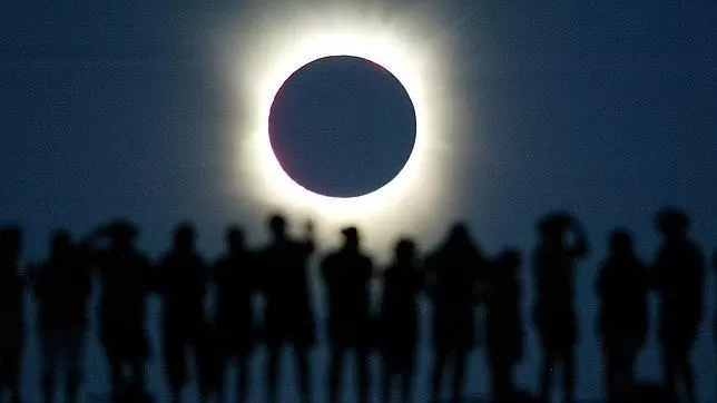 NO VER DIRECTAMENTE. Mirar el eclipse sin filtro puede dañar la vista de forma permanente. FOTO TOMADA DE ABC.ES