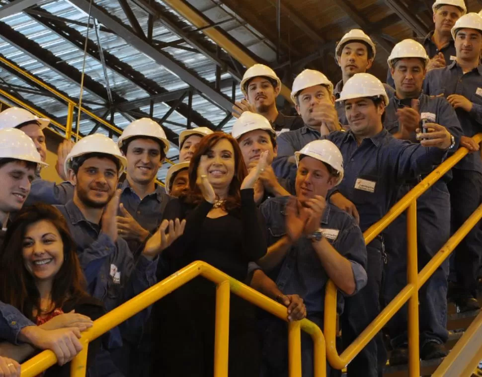 ACTO OFICIAL. La presidenta Cristina Fernández, junto con los empleados de una empresa santafesina de laminados industriales.  DYN 